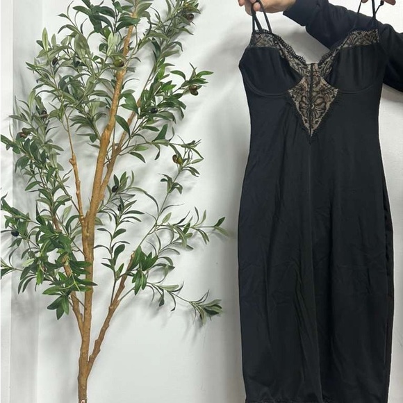 Elegant Black Lace Nightgown - Picture 2 of 9